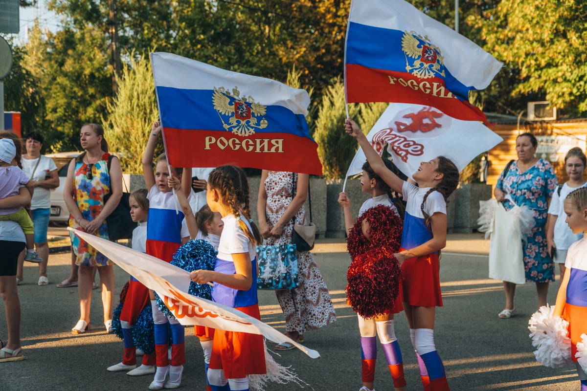 Поздравление главы Новотитаровского сельского поселения Сергея Константиновича Кошман с Днем государственного флага Российской Федерации!