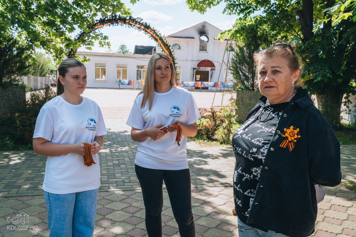 «Волонтеры Победы» Новотитаровского сельского поселения вручили Георгиевские ленты жителям и гостям поселения, а также рассказали, как правильно носить символы памяти о Победе в Великой Отечественной войне.